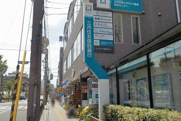 三井住友信託銀行枚方支店・ローソン枚方岡東町店が右側に見えてくるのでそのまま直進します。