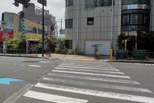 枚方市役所前の横断歩道を渡ると、阪本ビル１階に当店がございます。