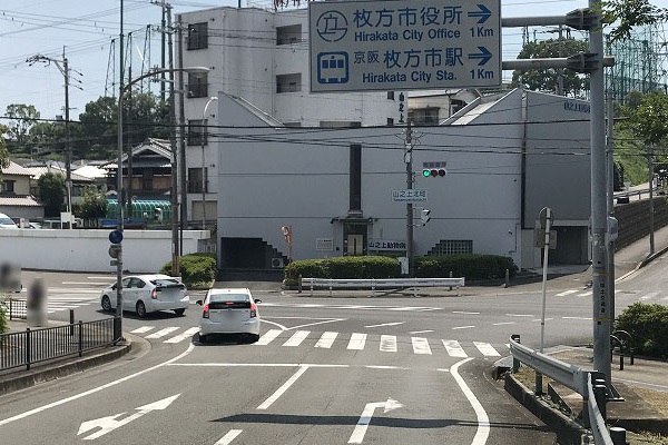 右折し「枚方市役所」「京阪枚方市駅」方面へ