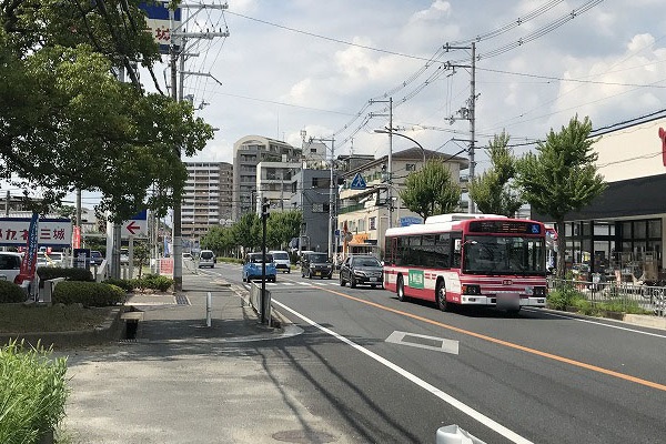 右手にスーパー、左手にメガネ店があります。