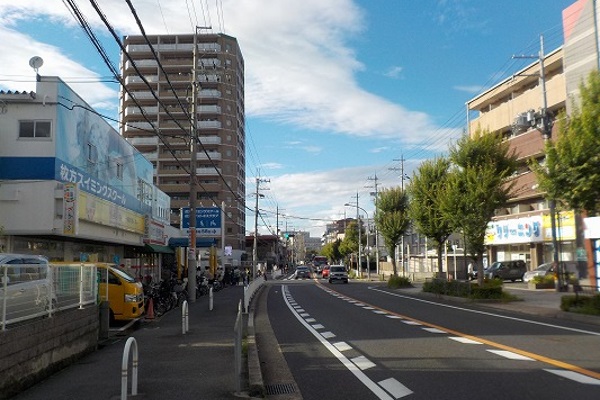 しばらく進むと左手にスイミングスクール、右手にクリーニング店があります。