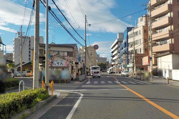 左手に「きっちん」という看板のお店を見ながら直進