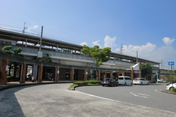 東口側に出てロータリーの信号を南に右折します。