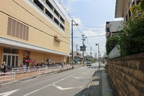 400m程進みますと右手に当店がございます。