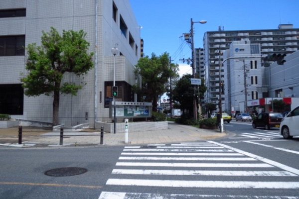 ⑤番出口出てスグ前の鶴見警察署方面へまっすぐお進みください。 ⑤番出口出てスグ前の鶴見警察署方面へまっすぐお進みください。