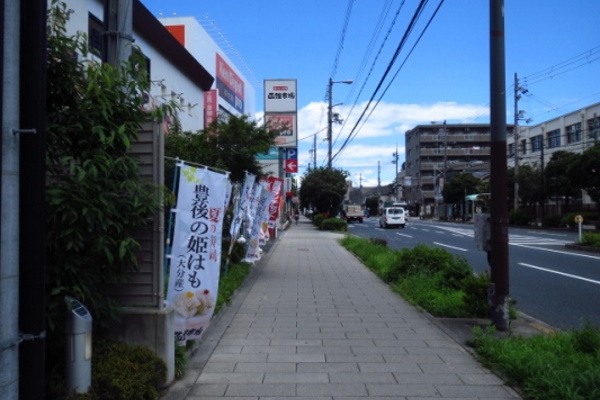 鶴見通沿いをそのまままっすぐお進みください。