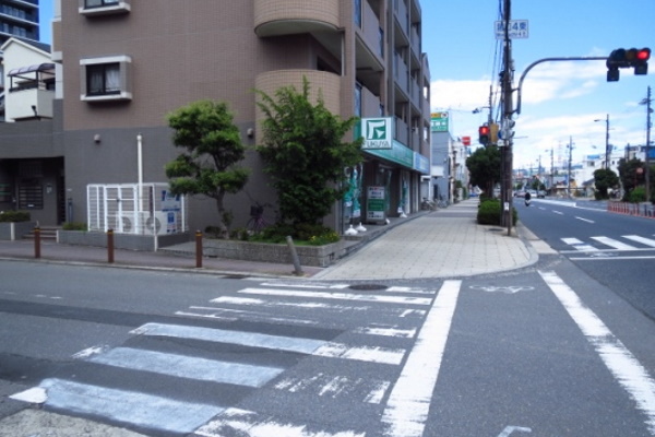 長堀鶴見緑地線「横堤」駅（⑤番出口）より東に徒歩10分程度となっております。ご来店を心よりお待ちしております。