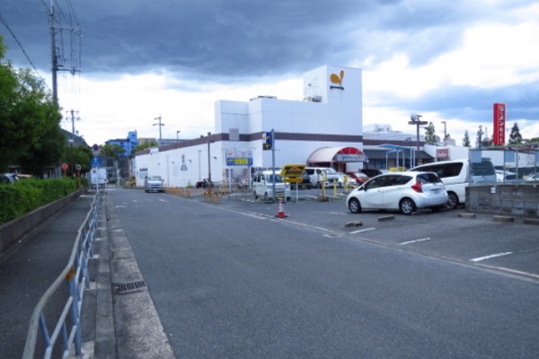 「グルメシティ鶴見店」のタイムズ駐車場向かいが弊社の駐車場となっております。