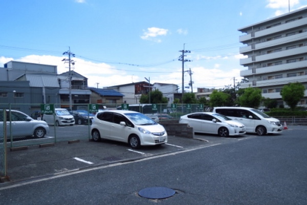 弊社の看板が掛けられた駐車スペースをご利用ください。ご来店心よりお待ちしております。