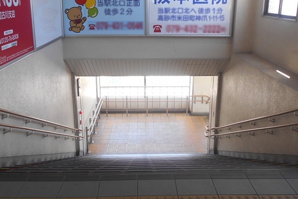 階段を降りたら、左へ進みます。 階段を降りたら、左へ進みます。