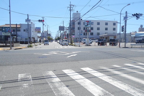 右斜め前に「セブンイレブンJR宝殿駅前店」が見えますので、横断歩道を渡ります。 右斜め前に「セブンイレブンJR宝殿駅前店」が見えますので、横断歩道を渡ります。