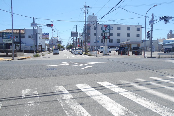 右斜め前に「セブンイレブンJR宝殿駅前店」が見えますので、横断歩道を渡ります。