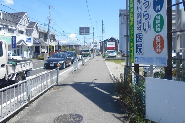 そのまま歩道を左の方へ進みます。 そのまま歩道を左の方へ進みます。