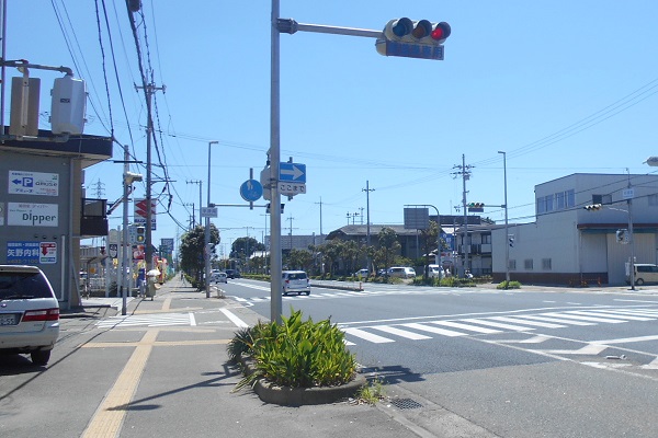 100mほど進んだら、信号が見えてきますので、そのまま直進してください。 100mほど進んだら、信号が見えてきますので、そのまま直進してください。