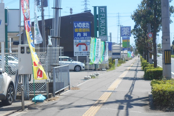 さらに、５０ｍほど直進していただくと、左手に「福屋不動産販売」の看板が見えてきます。