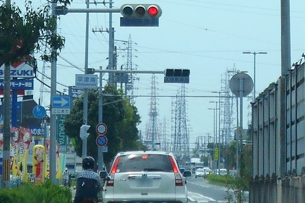 側道出口の信号を１００ｍほど直進すると左手に「福屋不動産販売」の緑の看板が見えてきます。