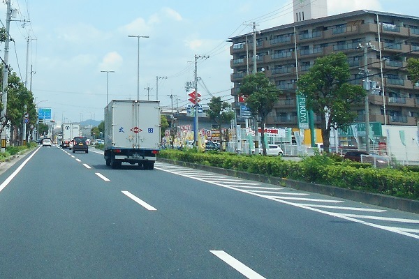 加古川バイパス方面へ向かう陸橋の手前１００ｍほどの右手に「福屋不動産販売」の緑の看板が見えてきます。