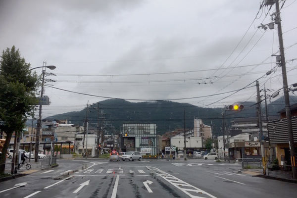 外環状線(地下鉄東西線椥辻駅)交差点を右折します。