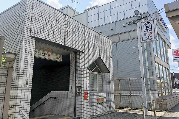地下鉄東西線小野駅を超え、直進します。