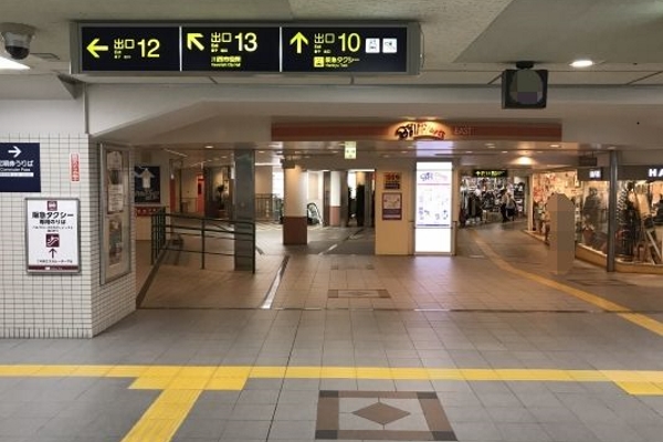 阪急川西能勢口駅改札を左に進みます。