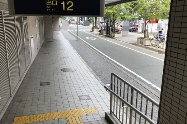 １２番出口を出ます。
