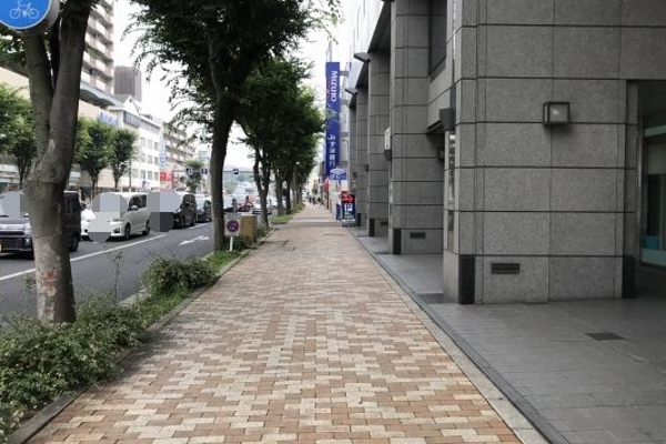 真っ直ぐ進みます。