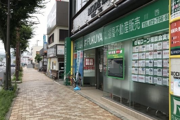 右手に当店がございます。