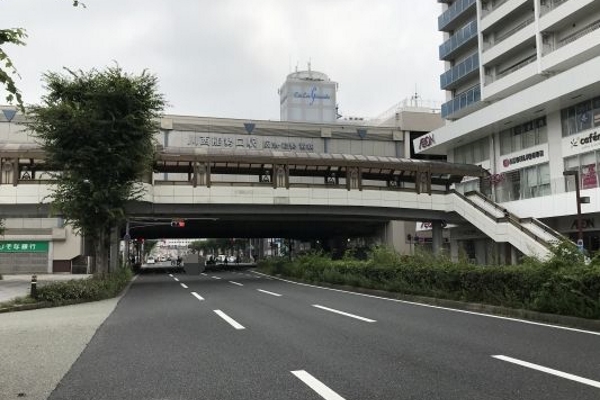 川西能勢口駅が北方面に見えてきます。