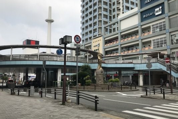 北へ進むと左手にロータリーが見えてきます。そのまま真っ直ぐお進み下さい。 北へ進むと左手にロータリーが見えてきます。そのまま真っ直ぐお進み下さい。