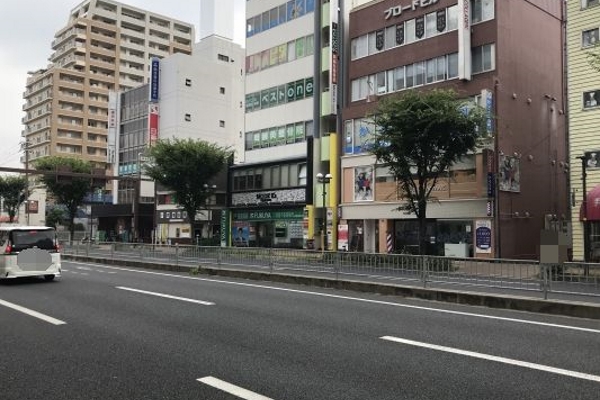 真っ直ぐ進むとすぐ右手に川西店が見えてきます。次の交差点でUターンして下さい。 真っ直ぐ進むとすぐ右手に川西店が見えてきます。次の交差点でUターンして下さい。