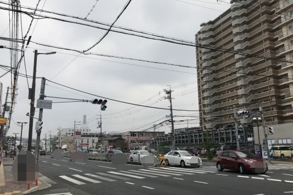 『川西市役所西』交差点でＵターンし左手に川西店がございます。