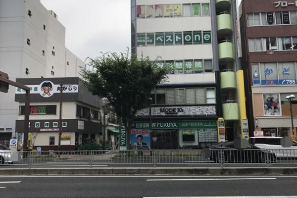 川西店正面左の道路を入り突き当りまで進んで下さい。