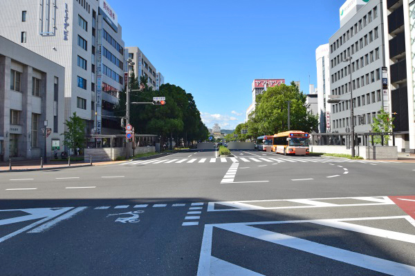 大手前通を約600ｍ直進します。