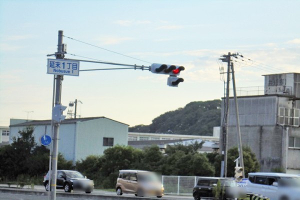 直進し、「延末1丁目」交差点を右折します。目印は南東角のエネオスです。