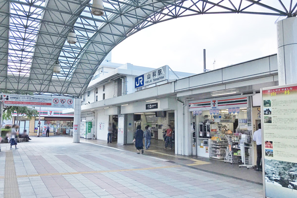 改札を出て右に250m進み、「外環三条」の交差点へ。 改札を出て右に250m進み、「外環三条」の交差点へ。