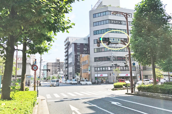 「外環三条」の交差点を右に約450m進みます。 「外環三条」の交差点を右に約450m進みます。