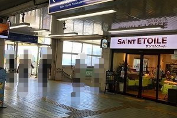 改札を出て左斜め前に階段があります。