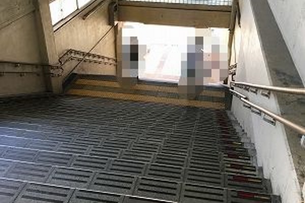 階段を下ります。
