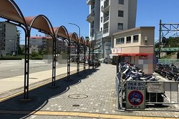 ファミリーマートが見えますので、その方向に進みます。