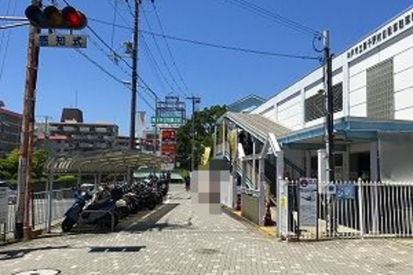 更に進むと駐輪場が見えますので直進します。