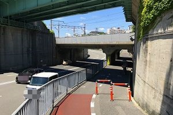 ＪＲと山陽電車の高架下を進みます。