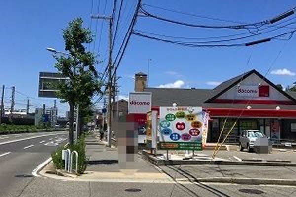 更に直進すると右手にドコモショップが見えてきます。