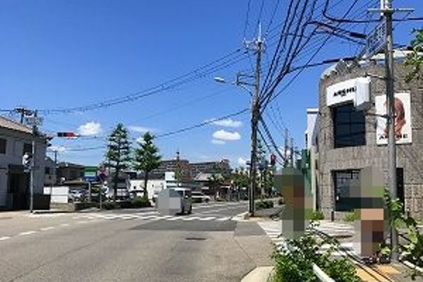 ドコモショップを通過して一つ目の信号の角に弊社がございます。