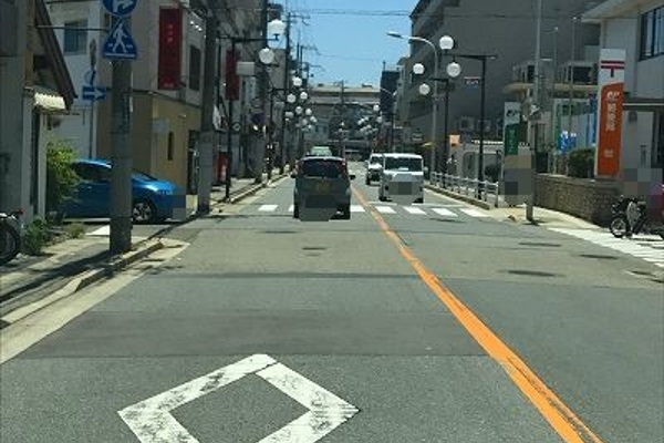 垂水郵便局が右側に見えます。そのまま直進します。