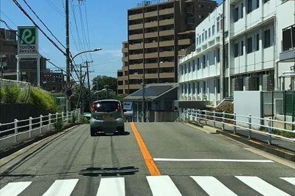 舞子台病院が右側に見えます。そのまま直進します。