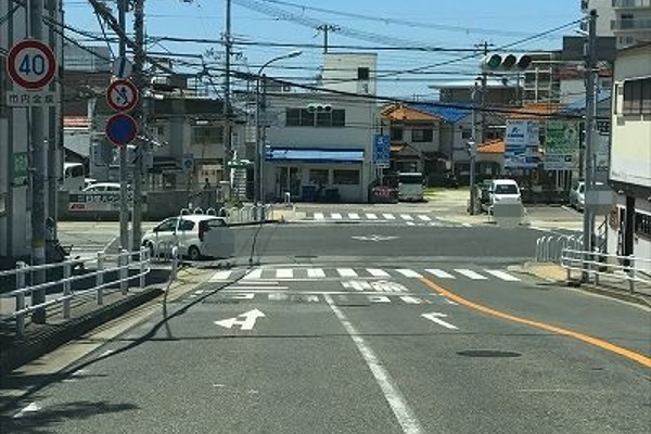 坂を下りますと、ダイエーが見えてきますので、ダイエーがある角の信号を左折します。