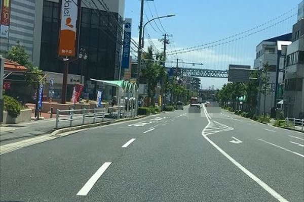 左折しますと、しばらく直進します。
