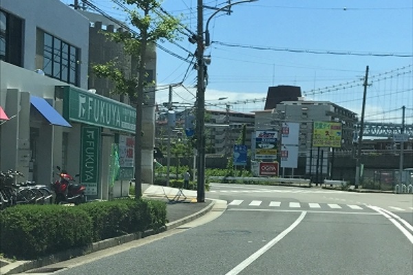 しばらく直進すると左側に弊社がございます。