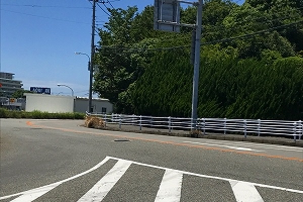 出口を出て、左折します。