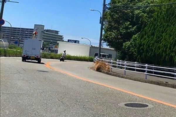道なりに進みます。